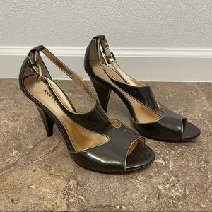 Ann Taylor Julia T-Strap Sandal Sable Heel in Metallic